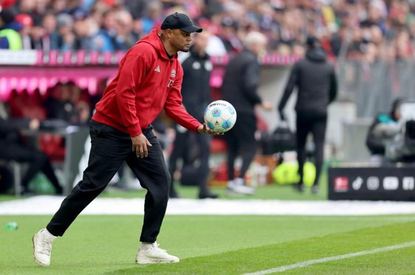 Bayern Munich's Belgian head coach Vincent Kompany holds a ball during the German first division Bundesliga football match between FC Bayern Munich and St Pauli in Munich, southern Germany on March 29, 2025.  Alexandra BEIER / AFP