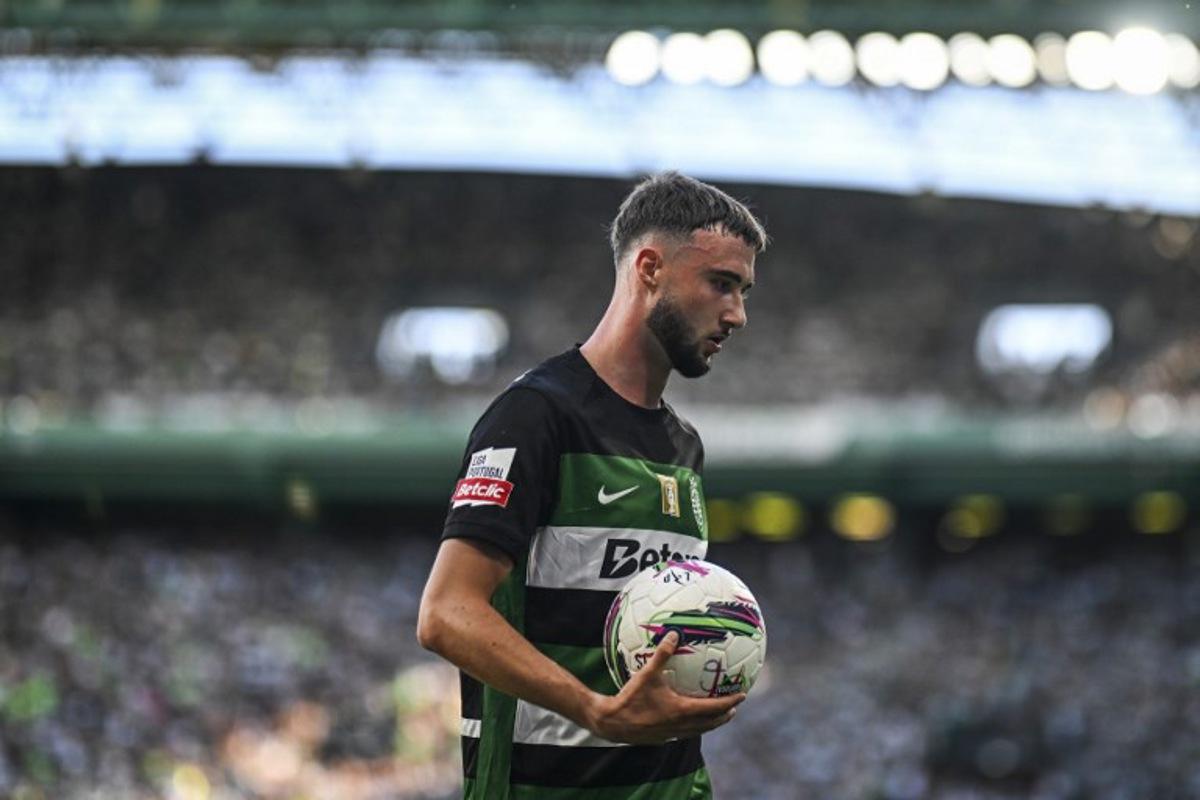 Sporting Lisbon's Belgian defender #06 Zeno Debast takes the ball during the Portuguese League football match between Sporting CP and Vitoria Guimaraes SC at Jose Alvalade stadium in Lisbon, on May 17, 2025.  PATRICIA DE MELO MOREIRA / AFP