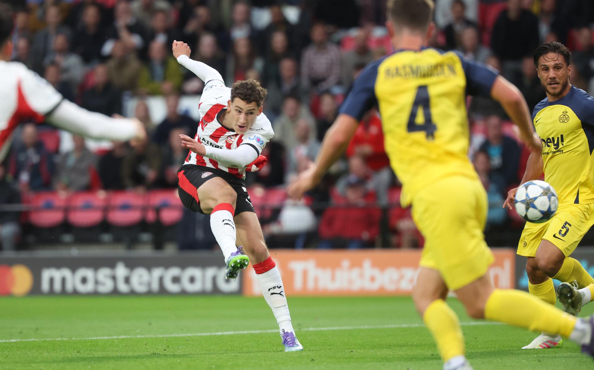PSV's Ruben van Bommel fights for the ball during a soccer game between Dutch team PSV Eindhoven and Belgian team Royale Union Saint-Gilloise, in Eindhoven, The Netherlands, on Tuesday 16 September 2025, on the opening day of the League phase of the UEFA Champions League tournament. BELGA PHOTO VIRGINIE LEFOUR
