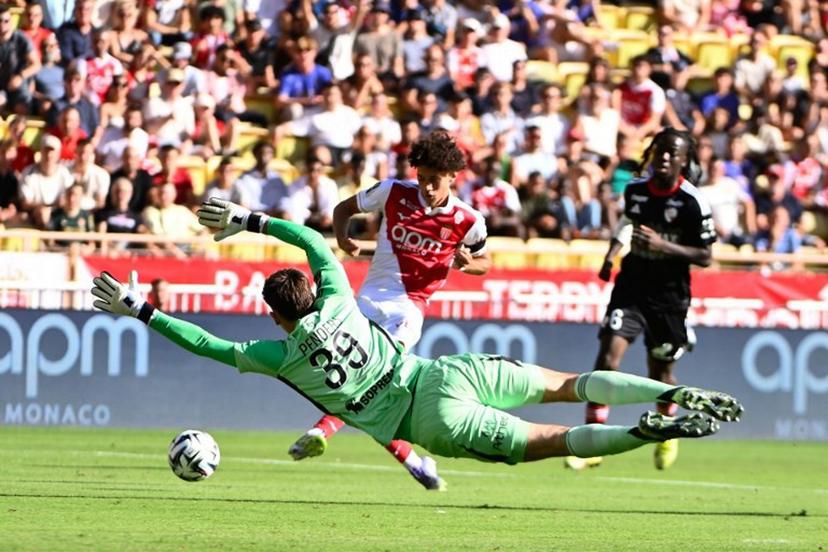 Strasbourg's Belgian goalkeeper #39 Mike Penders (c, down) tries the ball shot by Monaco's French midfielder #11 Maghnes Akliouche (c) during the French L1 football match between AS Monaco and RC Strasbourg Alsace at the Louis II Stadium in the Principality of Monaco on August 31, 2025.  FREDERIC DIDES / AFP