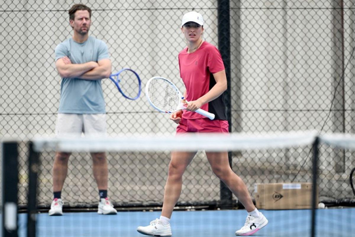 Poland's Iga Swiatek (R) attends a practice session ahead of the United Cup tennis tournament in Sydney on January 2, 2026.  Saeed KHAN / AFP