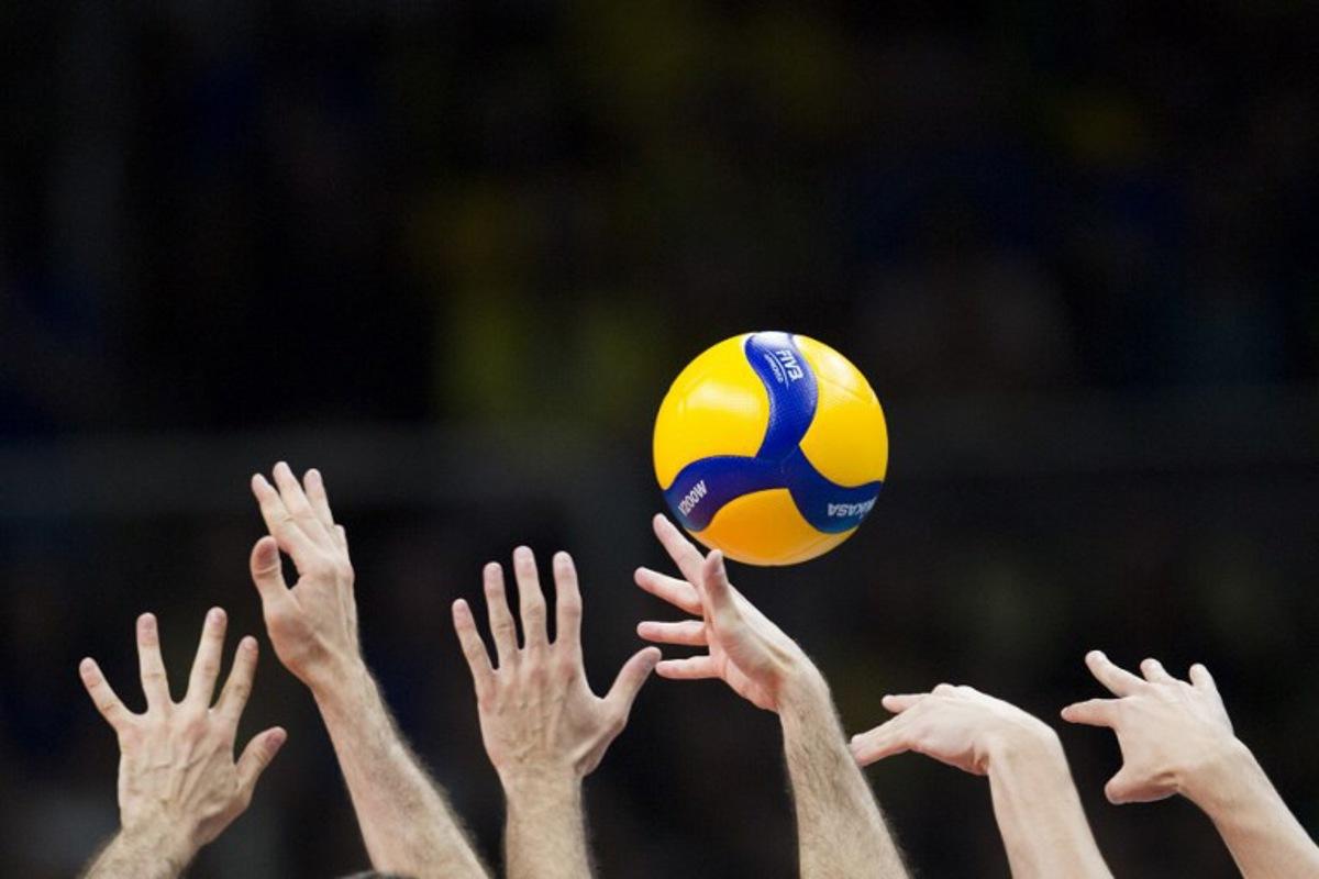 Players jump for the ball during the pool A volleyball Olympic qualifier match between Brazil and Italy, in Rio de Janeiro, Brazil, on October 8, 2023.  DANIEL RAMALHO / AFP
