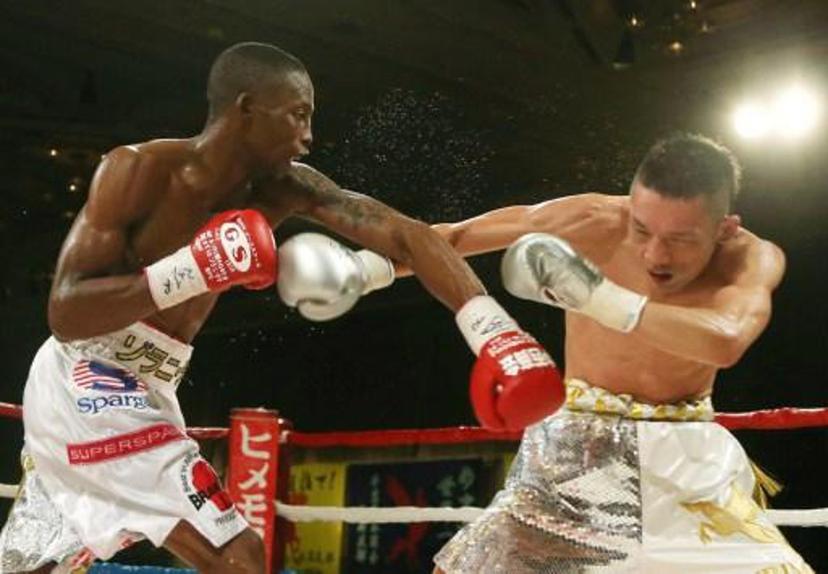 South African Zolani Tete (L) fights with Japan's Teiru Kinoshita during their IBF super-flyweight title match in Kobe on July 18, 2014. South African Zolani Tete won the International Boxing Federation super-flyweight title by beating Teiru Kinoshita of Japan on a 3-0 decision in a battle of southpaws in Kobe.  JAPAN OUT       AFP PHOTO / JIJI PRESS JAPAN OUT

