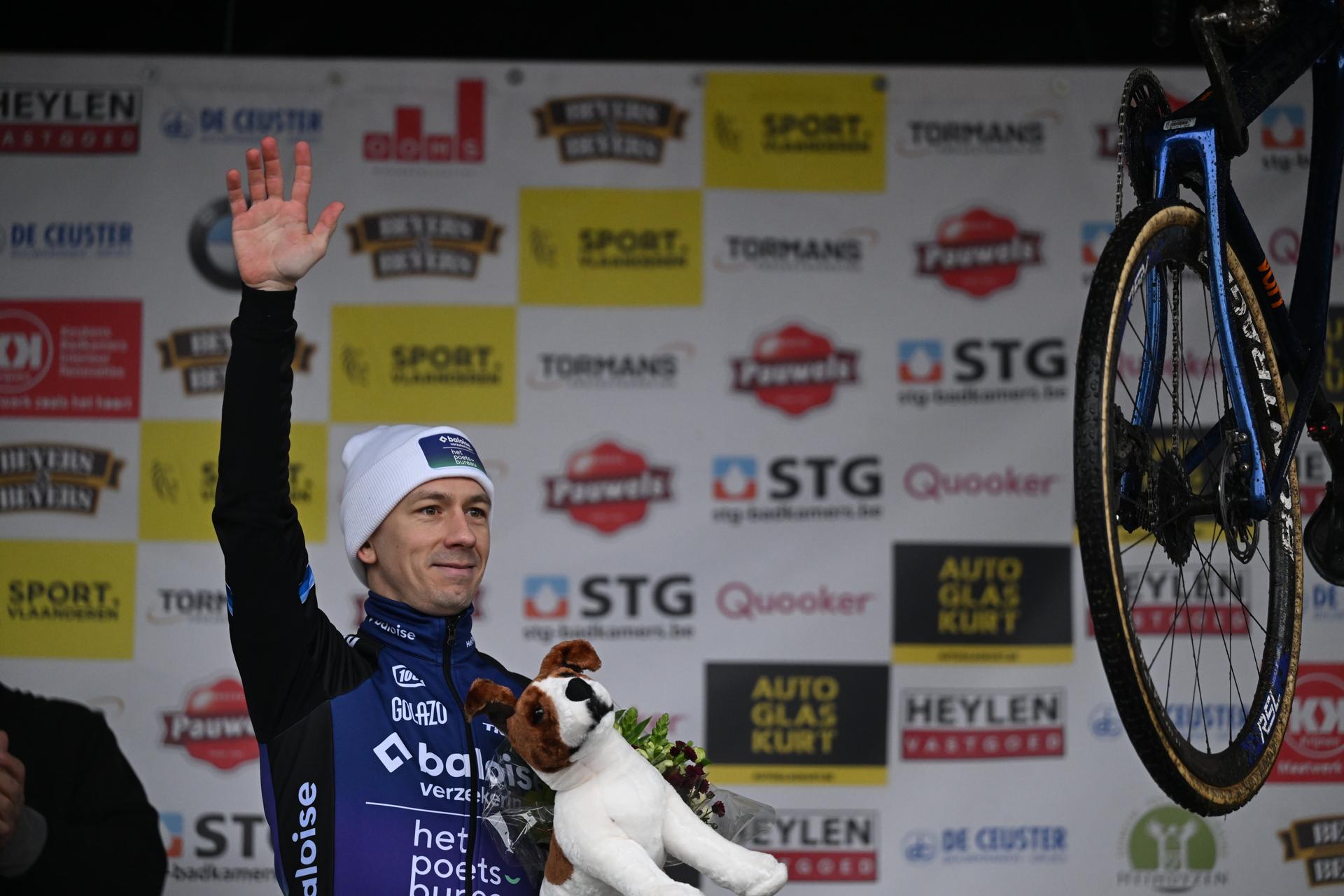 Belgian Niels Vandeputte pictured on the podium after winning the men's elite race at the 'Sluitingsprijs Oostmalle' cyclocross race, Sunday 22 February 2026, in Oostmalle, the last race of the 2025-2026 cyclocross season. BELGA PHOTO LUC CLAESSEN