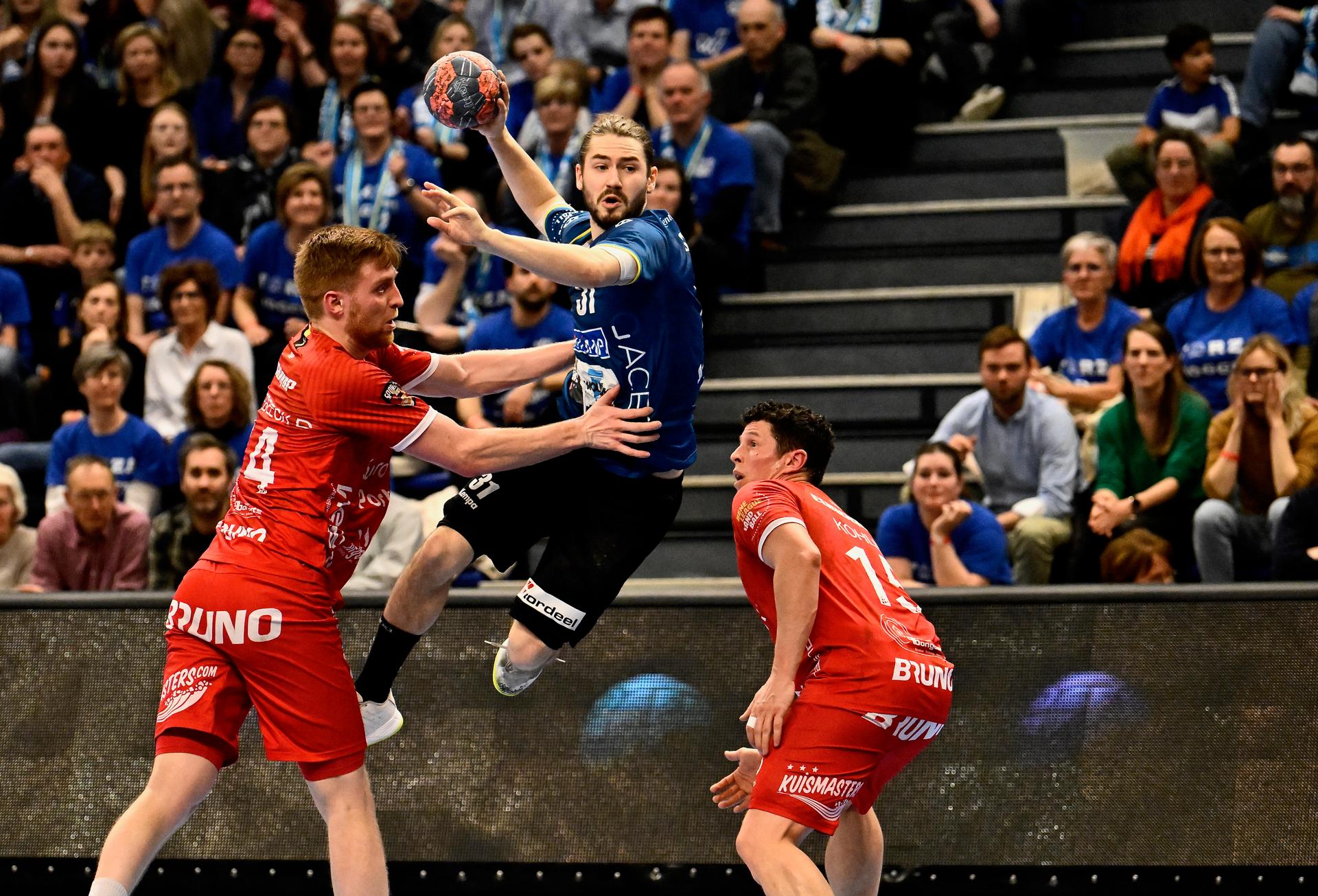 Pelt's Door Vandebeeck and Bocholt's Pieter Strauven fight for the ball during a game between Achilles Bocholt and Sporting Pelt, the men's final of the Belgian handball cup, Saturday 01 April 2023, in Hasselt. BELGA PHOTO JOHAN EYCKENS