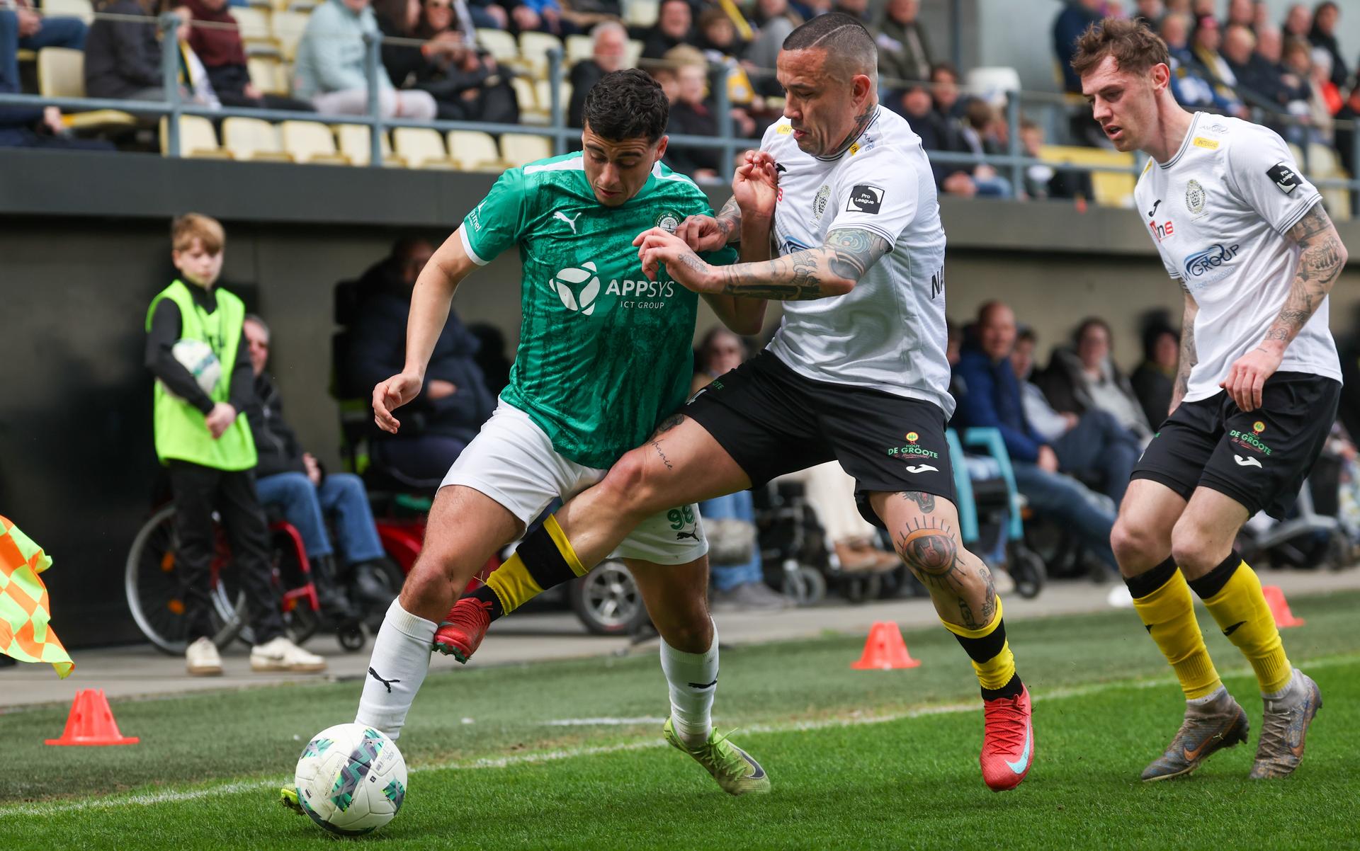 Lommel's Alvaro Santos Correa and Lokeren's Radja Nainggolan fight for the ball during a soccer match between KSC Lokeren-Temse and Lommel SK, Sunday 30 March 2025 in Lokeren, on day 27 of the 2024-2025 'Challenger Pro League' 1B second division of the Belgian championship. BELGA PHOTO VIRGINIE LEFOUR