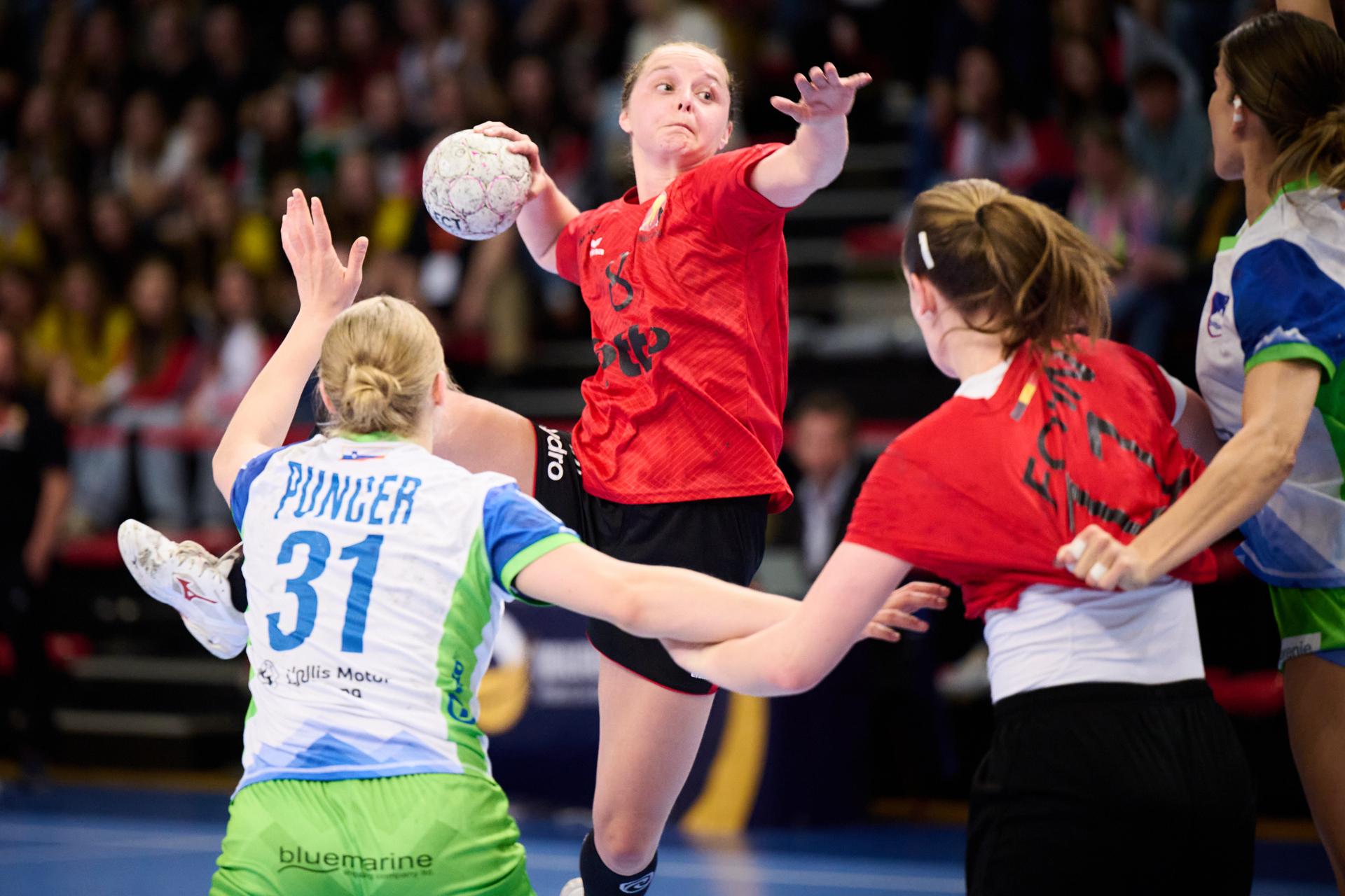 ATTENTION EDITORS - HAND OUT PICTURES - EDITORIAL USE WITH STORY ON HANDBALL ONLY - MANDATORY CREDIT ALAIN DECAMPS  Hand out pictures released by Alain Decamps shows Belgium's Nele Antonissen in action during the handball game between the Black Arrows, Belgium national women handball team, and Slovenia, a Qualifier Phase 2 Euro 2026 game on Wednesday 08 April 2026 in Hasselt.  HAND OUT - ALAIN DECAMPS  Belga and Belga Editorial Board decline all responsibility regarding the content of this picture.