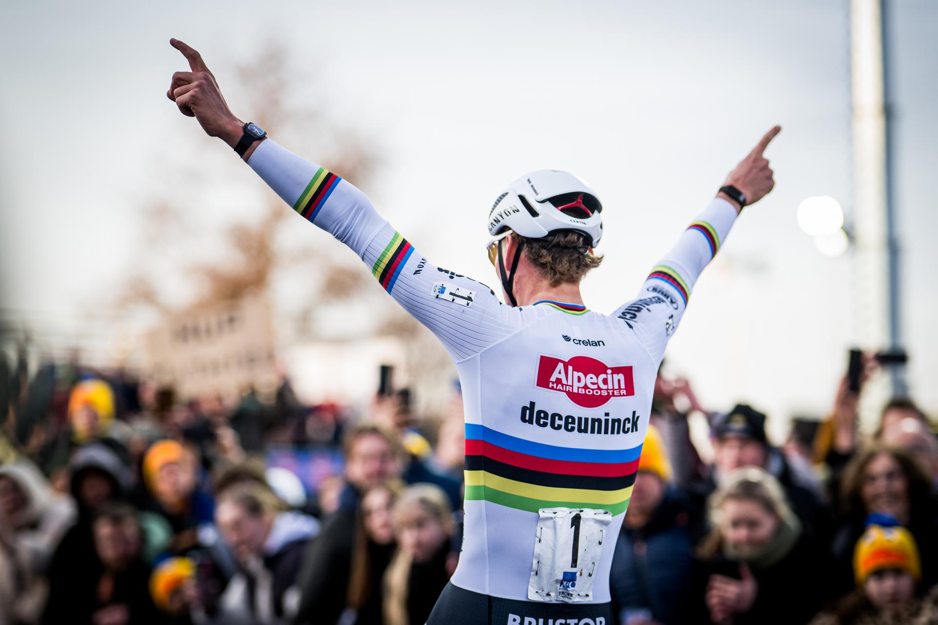 Dutch Mathieu Van Der Poel celebrates as he crosses the finish line to win the men elite race of the 'Plage Cross' cyclocross cycling event in Hofstade, stage 4/8 in the 'X20 Badkamers Trofee' competition, Monday 22 December 2025. BELGA PHOTO JASPER JACOBS