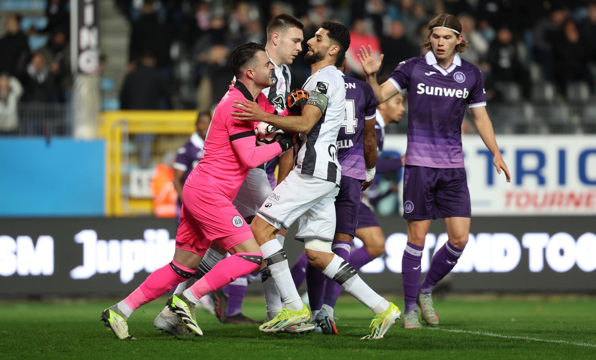 Anderlecht's goalkeeper Colin Coosemans and Charleroi's Aiham Ousou fight for the ball during a soccer match between Sporting Charleroi and RSC Anderlecht, Friday 24 October 2025 in Charleroi, on day 12 of the 2025-2026 'Jupiler Pro League' first division of the Belgian championship. BELGA PHOTO VIRGINIE LEFOUR