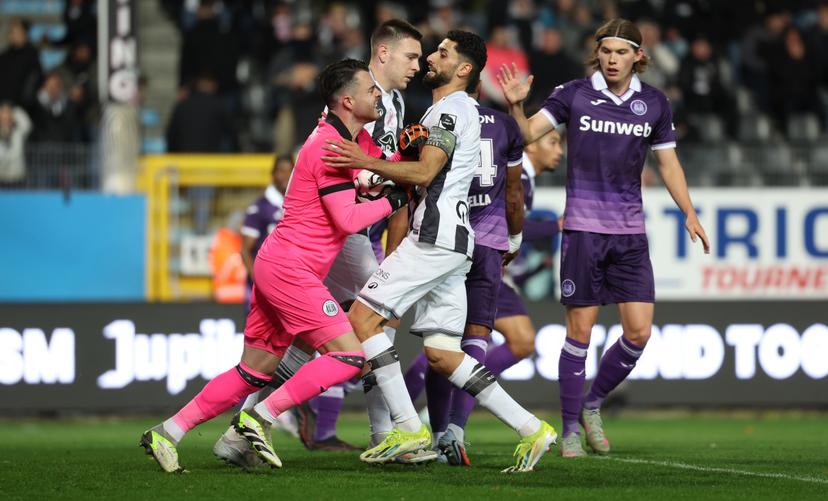 Anderlecht's goalkeeper Colin Coosemans and Charleroi's Aiham Ousou fight for the ball during a soccer match between Sporting Charleroi and RSC Anderlecht, Friday 24 October 2025 in Charleroi, on day 12 of the 2025-2026 'Jupiler Pro League' first division of the Belgian championship. BELGA PHOTO VIRGINIE LEFOUR