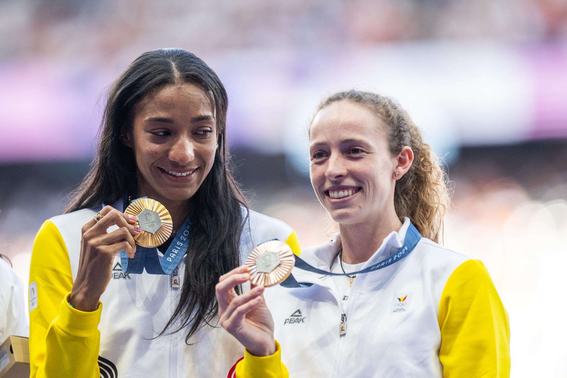 240810 Gold medallist Nafissatou Nafi Thiam of Belgium, and bronze medallist Noor Vidts of Belgium celebrate on the podium at the medal ceremony for women's athletics heptathlon during day 15 of the Paris 2024 Olympic Games on August 10, 2024 in Paris.  Photo: Vegard Grøtt / BILDBYRÅN / kod VG / VG0648 bbeng friidrott athletics friidrett olympic games olympics os ol olympiska spel olympiske leker paris 2024 paris-os paris-ol jubel grappa33 BENELUX ONLY