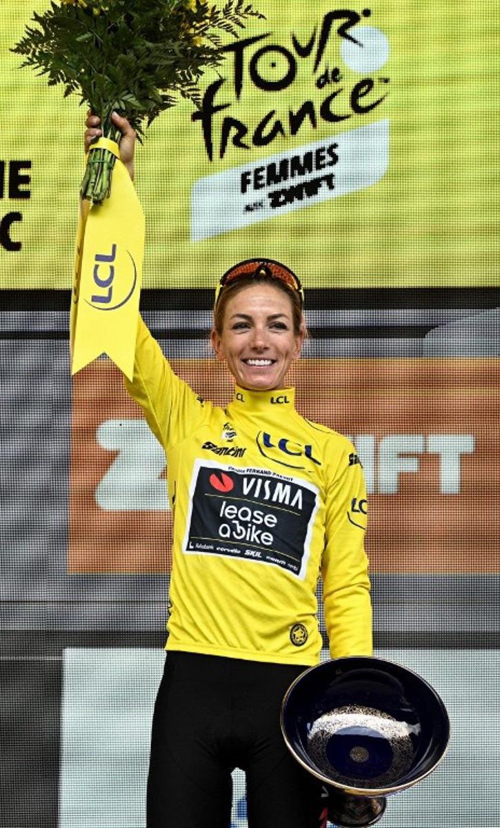 Team Visma | Lease a Bike's French rider Pauline Ferrand-Prevot celebrates with the Vase de Sevres on the podium for the fourth edition of the Women's Tour de France cycling race at the end of the 9th and final stage (out of 9), 124.1 km from Praz-sur-Arly to Chatel, in Chatel eastern France, on August 3, 2025.   JULIEN DE ROSA / AFP