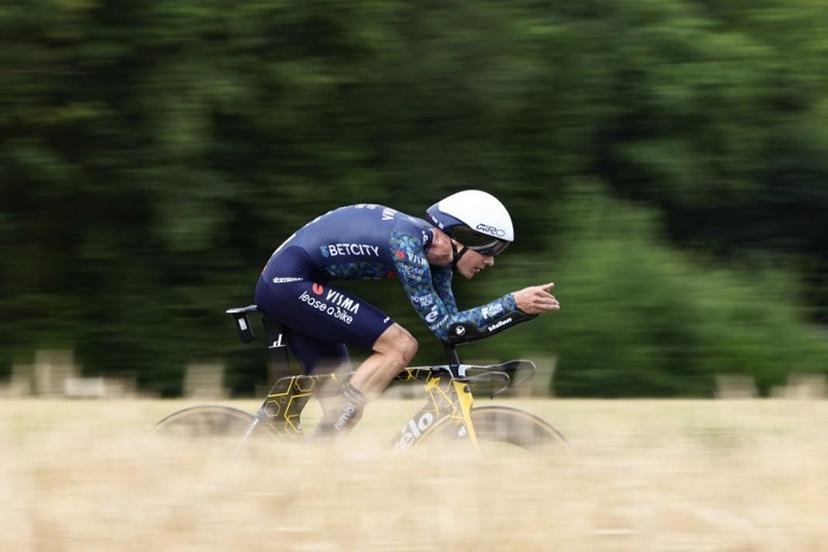 Team Visma - Lease a Bike team's Dutch rider Wilco Kelderman cycles during the 7th stage of the 111th edition of the Tour de France cycling race, 25,3 km individual time trial between Nuits-Saint-Georges and Gevrey-Chambertin, on July 5, 2024.  Anne-Christine POUJOULAT / AFP