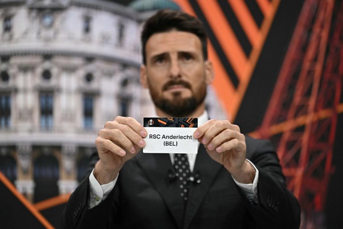 Former Spanish player Artiz Aduriz holds the paper slip of RSC Anderlecht during the 2024-2025 UEFA Europa League football tournament knockout play-off draw at the House of European Football in Nyon, on January 31, 2025.  Fabrice COFFRINI / AFP