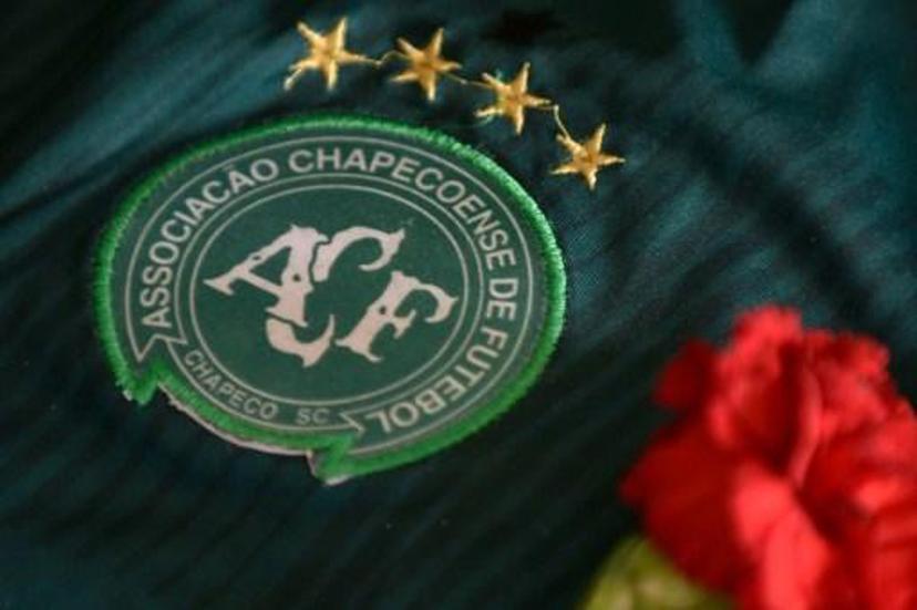 The badge of the Chapecoense Real Brazilian football team, most of whose members were killed in a November 28 plane crash in the Colombian mountains, seen during a tribute at the club's Arena Conda stadium in Chapeco, in the southern Brazilian state of Santa Catarina, on December 2, 2016.  A Bolivian charter airline whose plane ran out of fuel crashed in the Colombian mountains earlier this week killing 71 people, including most of the Brazilian football team.
DOUGLAS MAGNO / AFP