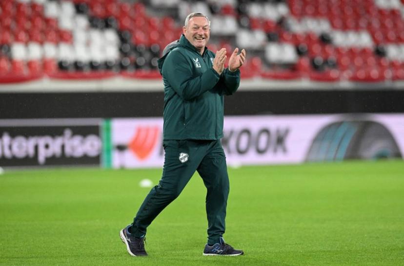 Utrecht's headcoach Jans Ron reacts to supporters prior to the UEFA Europa League first round - day 3 football match between SC Freiburg and FC Utrecht in Freiburg, southwestern Germany on October 23, 2025.  THOMAS KIENZLE / AFP