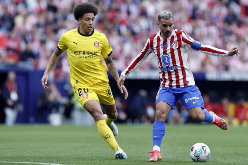 Girona's Belgian defender #20 Axel Witsel and Atletico Madrid's French forward #07 Antoine Griezmann vie for the ball during the Spanish league football match between Club Atletico de Madrid and Girona FC at the Metroplitano stadium in Madrid on May 17, 2026.  Oscar DEL POZO / AFP