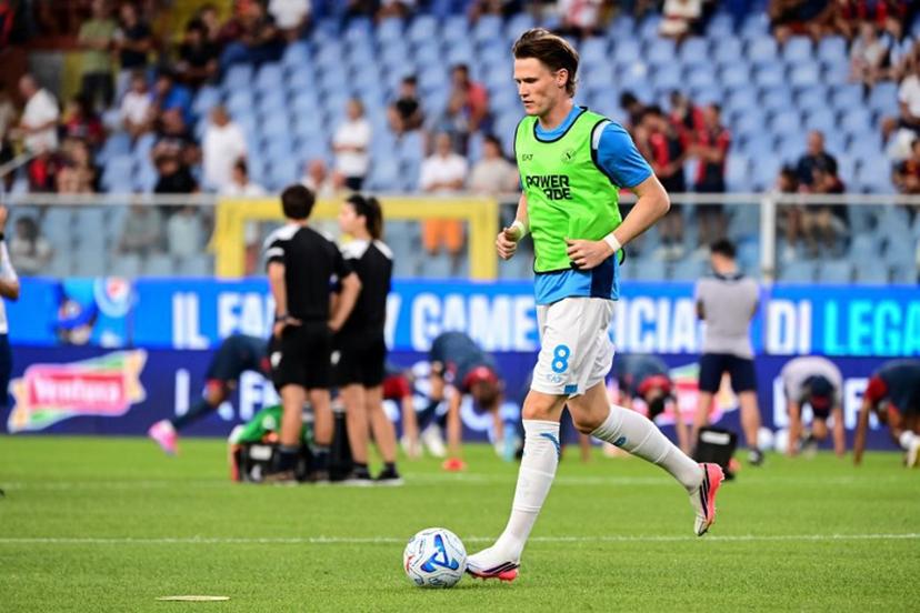 Napoli's Scottish midfielder #08 Scott McTominay warms up ahead of the Italian Serie A football match between Genoa CFC and SSC Napoli at the Luigi-Ferraris stadium in Genoa on August 22, 2026.  Piero CRUCIATTI / AFP
