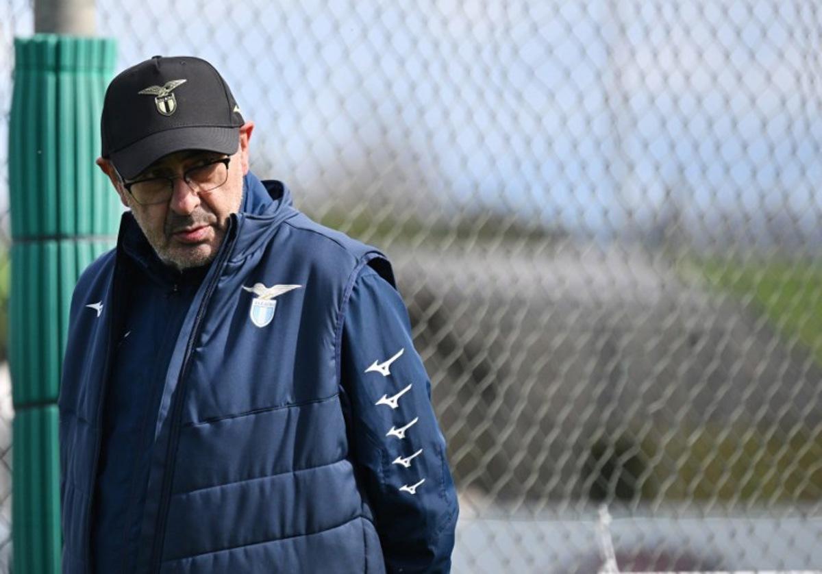 Lazio's Italian headcoach Maurizio Sarri looks on during a training session on the eve of the UEFA Champions League football match between Bayern Munich and Lazio, on March 4, 2024 at Lazio's training center in Formello near Rome.  TIZIANA FABI / AFP