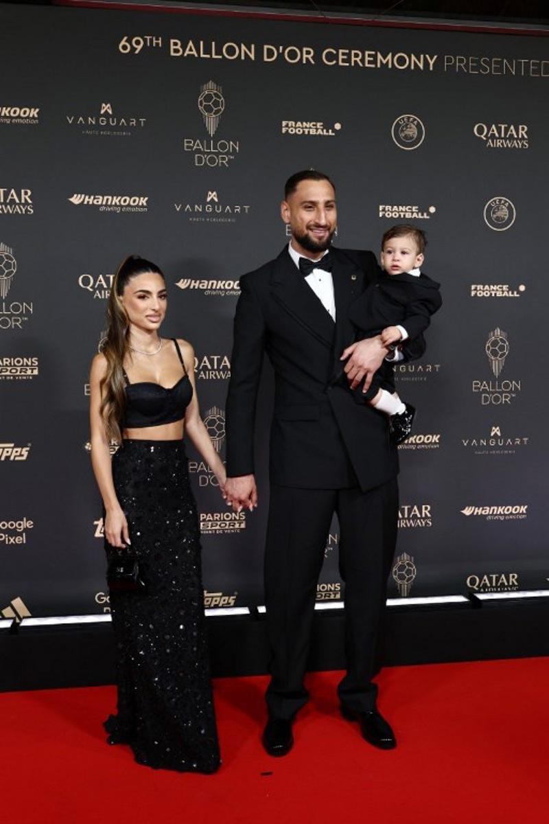 Italy's goalkeeper Gianluigi Donnarumma poses with his wife Alessia Elefante upon arrival before the 2025 Ballon d'Or France Football award ceremony at the Theatre du Chatelet in Paris on September 22, 2025.  FRANCK FIFE / AFP