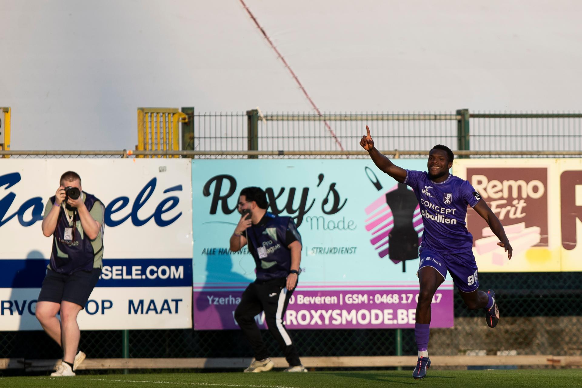 Patro Eisden's Vicky Kiankaulua celebrates after scoring during a soccer game between SK Beveren and Patro Eisden Maasmechelen, Sunday 27 April 2025 in Beveren, a semi-final second leg game in the Promotion Play-off of the 2024-2025 'Challenger Pro League' 1B second division of the Belgian championship. BELGA PHOTO KRISTOF VAN ACCOM