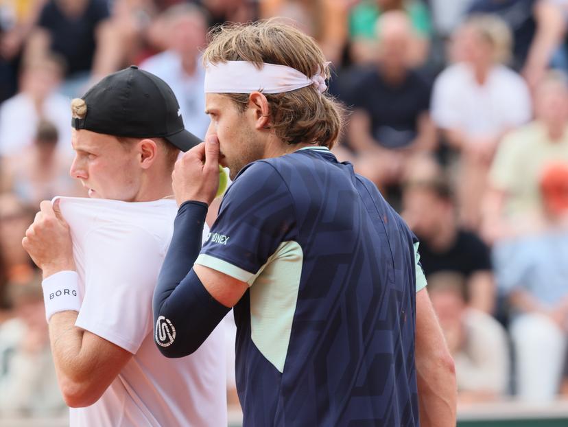 Belgian Zizou Bergs and Dutch Jesper De Jong pictured during a doubles tennis match between Belgian-Dutch Pair Bergs-De Jong and Portuguese-French pair Borges-Rinderknech, in the first round of the men's doubles at the Roland Garros Grand Slam tennis tournament, Thursday 29 May 2025 in Paris, France. The 2025 edition of Roland Garros takes place from May 24th to June 8th 2025. BELGA PHOTO BENOIT DOPPAGNE