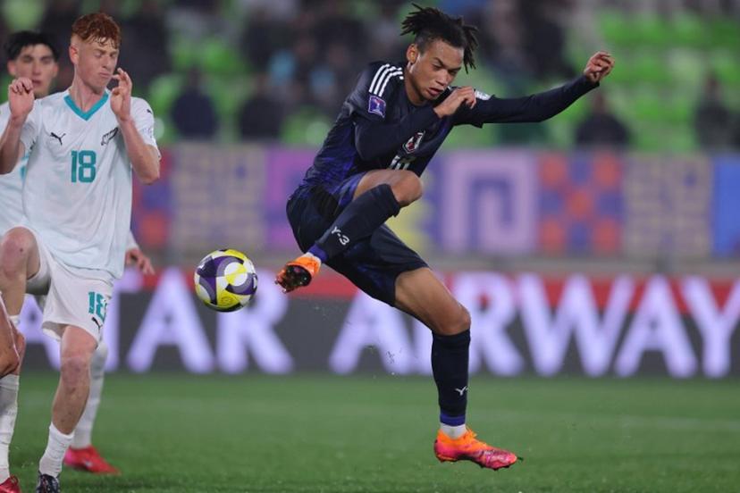 New Zeland's midfielder #18 Finn McKenlay and Japan's midfielder #18 Nelson Ishiwatari fight for the ball during the 2025 FIFA U-20 World Cup football match between New Zealand and Japan at the Elias Figueroa Stadium in Valparaiso, Chile on October 3, 2025.  Javier TORRES / AFP