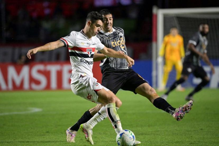 Sao Paulo's midfielder #08 Oscar (L) and Libertad's midfielder #06 Alvaro Campuzano fight for the ball during the Copa Libertadores group stage football match between Brazil's Sao Paulo and Paraguay's Libertad at the Morumbi stadium in Sao Paulo, Brazil, on May 14, 2025.  NELSON ALMEIDA / AFP