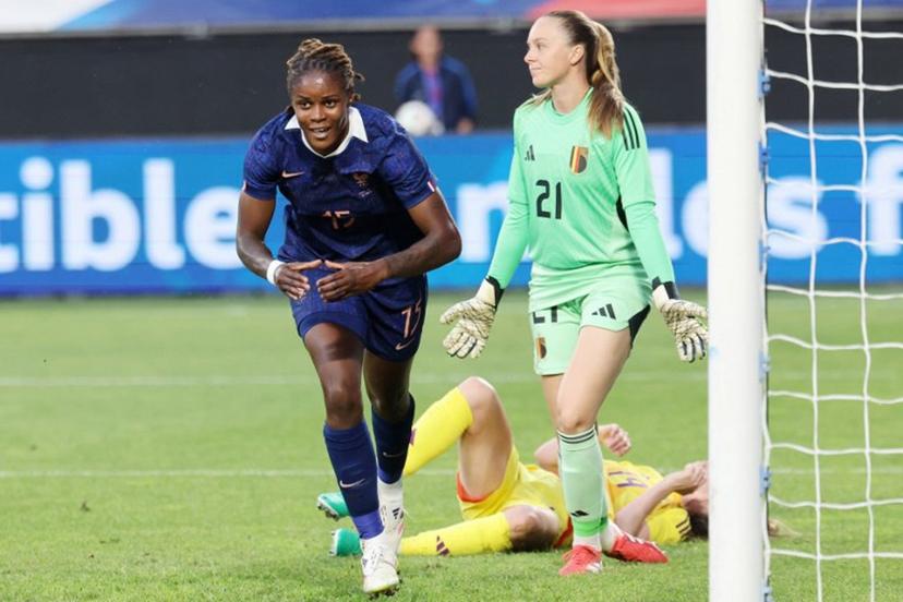 France's forward #15 Kelly Gago (L) celebrates scoring her team's first goal during the  women's friendly football match between France and Belgium at the Stade du Hainaut in Valenciennes, northern France, on June 20, 2025.  FRANCOIS LO PRESTI / AFP