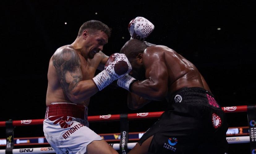 Ukraine's Oleksandr Usyk (L) and Britain's Daniel Dubois fight during their undisputed world heavyweight boxing title bout at Wembley Stadium in London on July 19, 2025.  Adrian Dennis / AFP