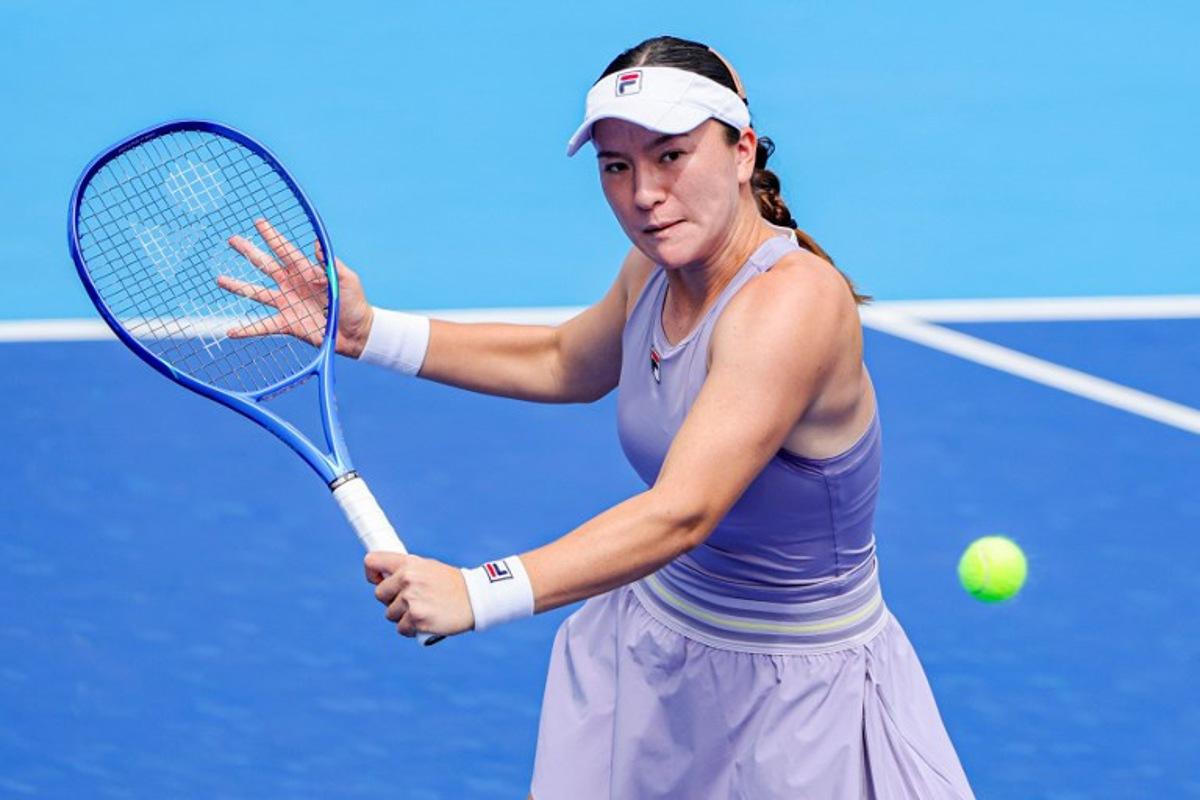 New Zealand´s Lulu Sun hits a return to USA´s Caty McNally during their women's singles quarterfinal match at the Guangzhou Open tennis tournament in Guangzhou， China's southern Guangdong province on October 24, 2025.  STR / AFP
