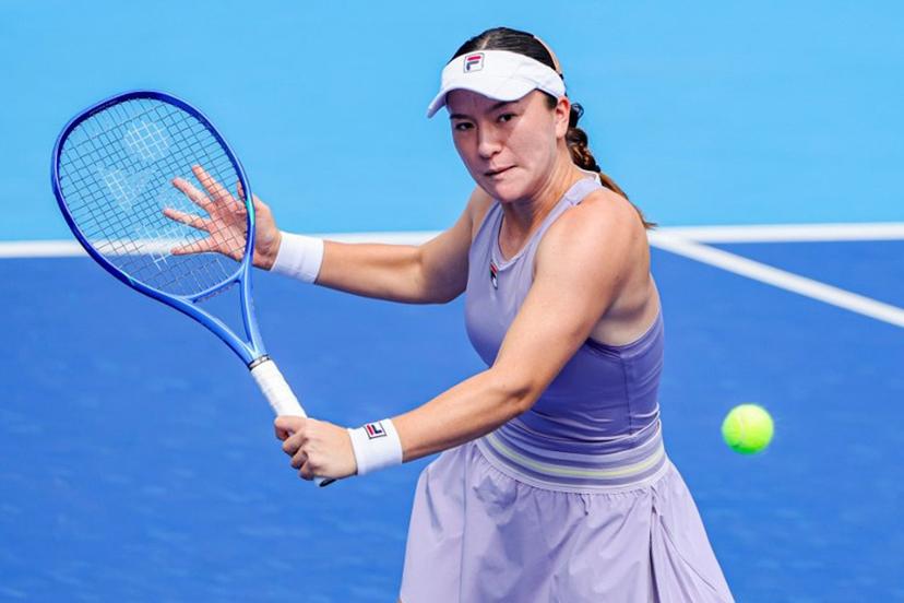 New Zealand´s Lulu Sun hits a return to USA´s Caty McNally during their women's singles quarterfinal match at the Guangzhou Open tennis tournament in Guangzhou， China's southern Guangdong province on October 24, 2025.  STR / AFP