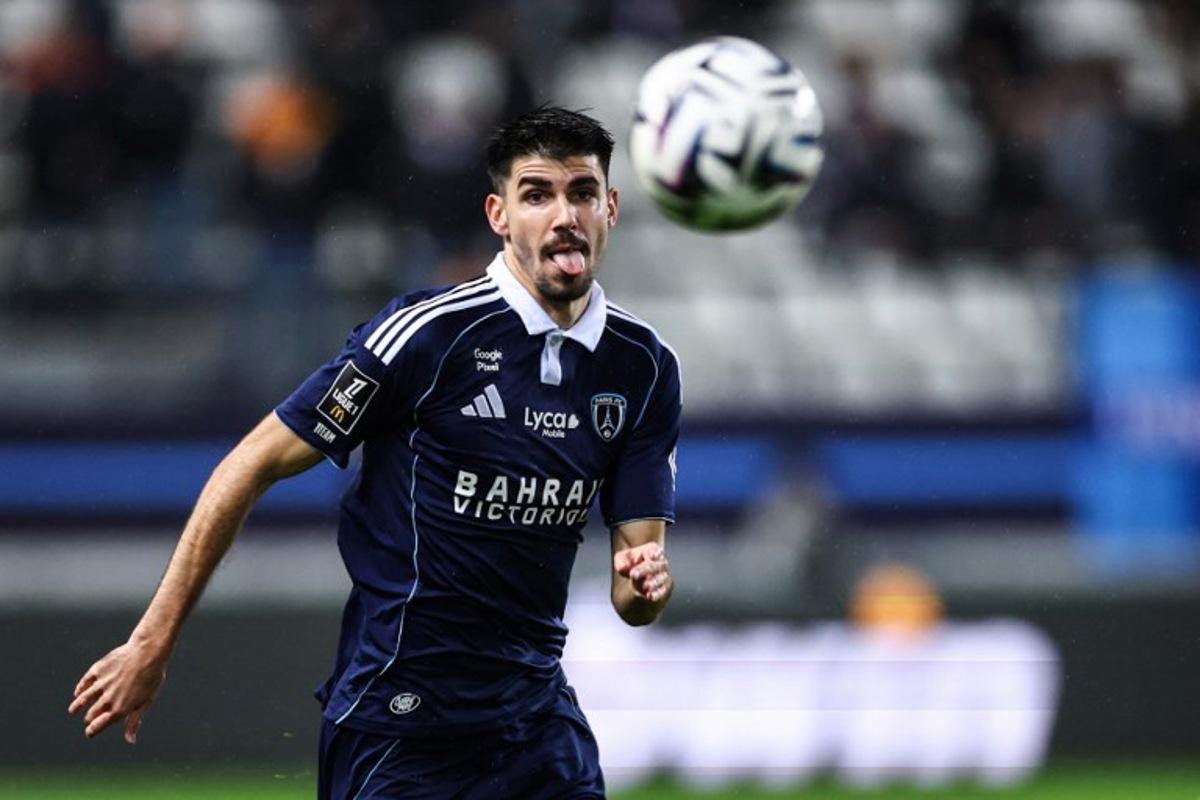 Paris FC's Belgian defender #28 Thibault De Smet reacts as he eyes the ball during the French L1 football match between Paris FC and AJ Auxerre at the Stade Jean-Bouin stadium, in Paris, on November 29, 2025.  FRANCK FIFE / AFP