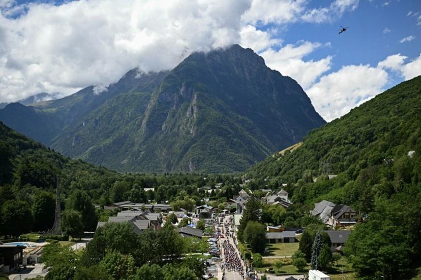 The pack of riders (peloton) cycles during the 18th stage of the 112th edition of the Tour de France cycling race, 171.5 km between Vif and Courchevel Col de la Loze, in the Alps, southeastern France, on July 24, 2025.  Loic VENANCE / AFP