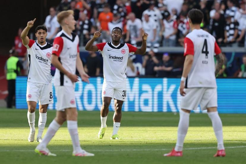 Frankfurt's Belgian forward #30 Michy Batshuayi (2nd R) celebrates scoring the 2-2 goal with his teammates during the German first division Bundesliga football match between Eintracht Frankfurt and FC St. Pauli in Frankfurt, western Germany, on May 11, 2025.  Daniel ROLAND / AFP