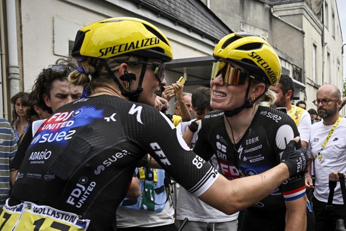 FDJ-SUEZ team's Dutch rider Demi Vollering (R) arrives to the finish line after a fall during the 3rd stage (out of 9) of the fourth edition of the Women's Tour de France cycling race, 163.5 km from La Gacilly to Angers, in Angers, western France on July 28, 2025. The end of the stage 3 was marked by the heavy fall 3,700 meters from the finish line of the favorite of the event, the Dutchwoman Demi Vollering, who took time to get back up but was classified in the same time as the first competitors, the fall having occurred in the "sprint zone" of the last five kilometers. JULIEN DE ROSA / AFP