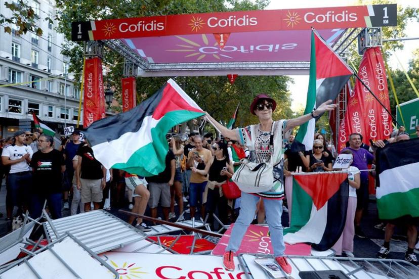 Pro-Palestinians protestors invade the street during the 21st and last stage of the Vuelta a Espana 2025, a 101 km race between Alalpardo and Madrid, near Atocha station in Madrid on September 14, 2025.   The authorities have ramped up security for the Vuelta's final stage in Madrid, which was slightly shortened and will see 1,100 police officers deploy in the Spanish capital. Pierre-Philippe MARCOU / AFP