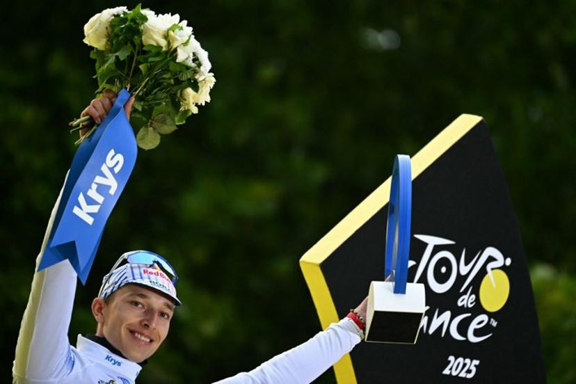 Red Bull - BORA - hansgrohe team's German rider Florian Lipowitz celebrates on the podium with the best young rider's white jersey after the 21st and final stage of the 112th edition of the Tour de France cycling race, 132.3 km between Mantes-la-Ville and Paris Champs-Élysees, on July 27, 2025.  Loic VENANCE / AFP