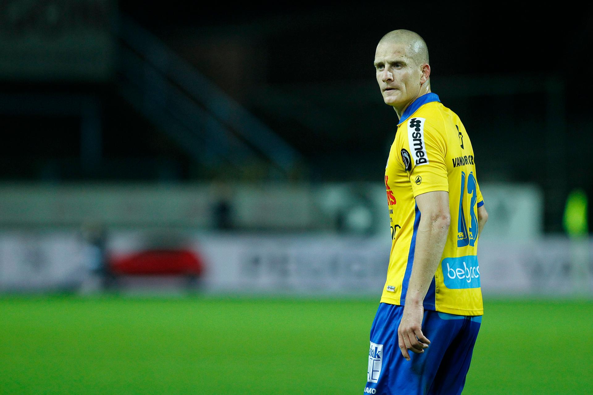 20131026 - BEVEREN, BELGIUM: Waasland-Beveren's Bas Sibum leaves the field after receiving a red card during the Jupiler Pro League match between Waasland-Beveren and Sporting Lokeren, in Beveren, Saturday 26 October 2013, on day 12 of the Belgian soccer championship. BELGA PHOTO KRISTOF VAN ACCOM