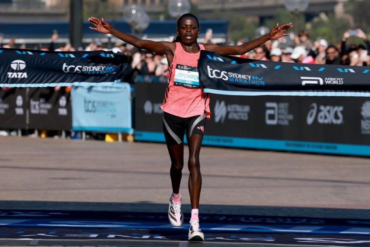 Kenya's Peres Jepchirchir celebrates as she crosses the finish line to win the Women's section of the 2026 Sydney Marathon in Sydney on August 30, 2026.   DAVID GRAY / AFP