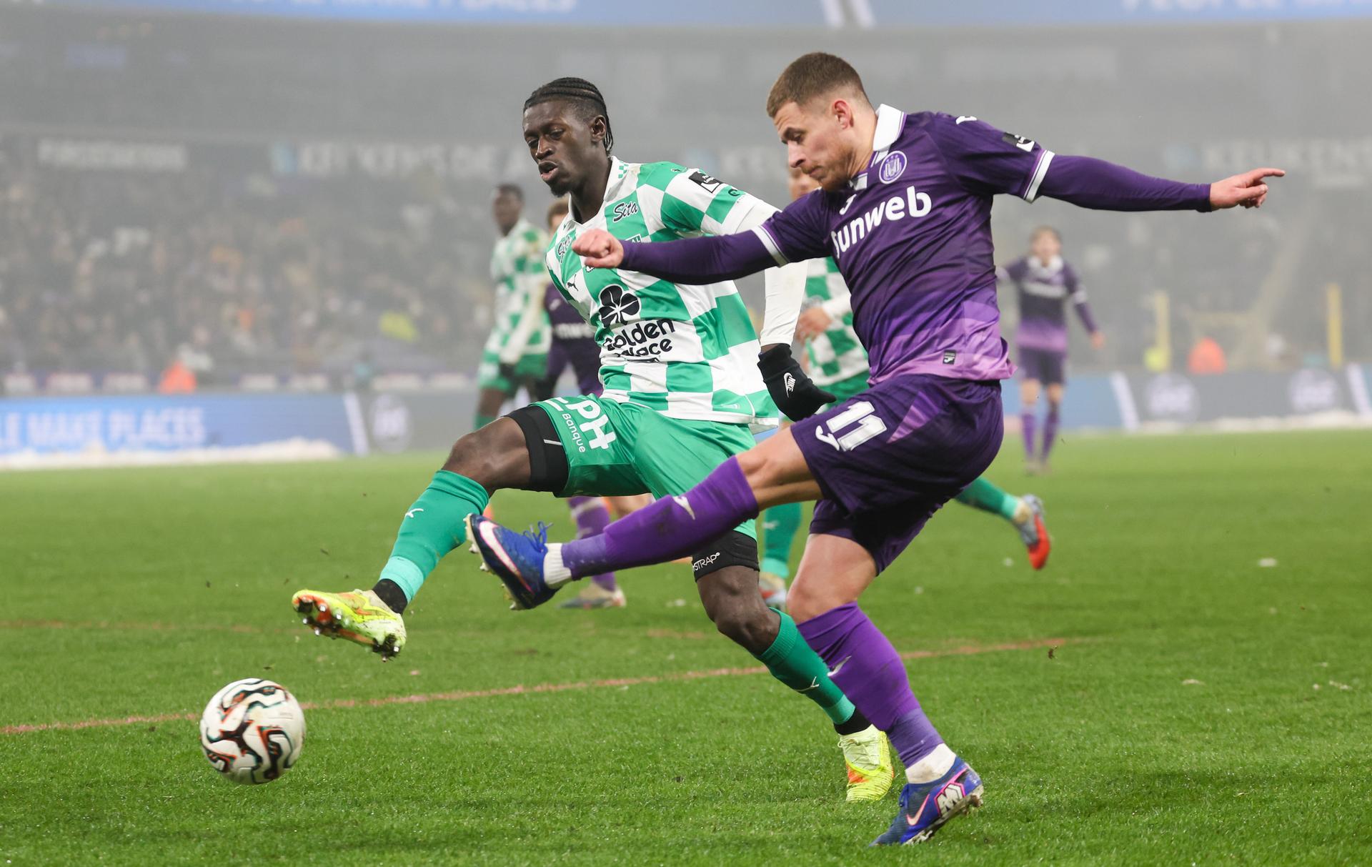 RAAL's Wagane Faye and Anderlecht's Thorgan Hazard fight for the ball during a soccer match between RSC Anderlecht and RAAL La Louviere, Sunday 15 February 2026 in Brussels, on day 25 of the 2025-2026 'Jupiler Pro League' first division of the Belgian championship. BELGA PHOTO VIRGINIE LEFOUR