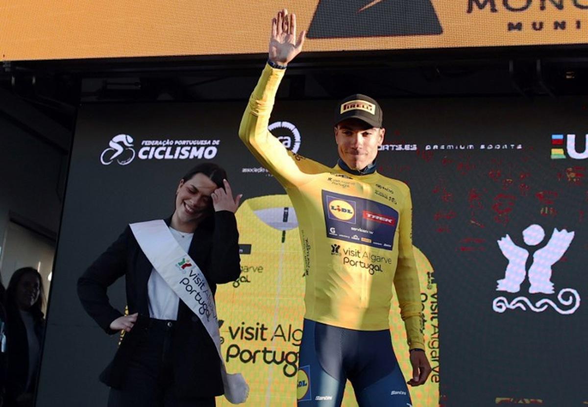 Lidl-Trek Spanish cyclist Juan Ayuso celebrates on the podium wearing the overall ranking leader's yellow jersey after the second stage of the 52nd edition of the Volta ao Algarve, a 147.2 km race between Portimao and Foia, Monchique, on February 19, 2026.  João Matos / AFP