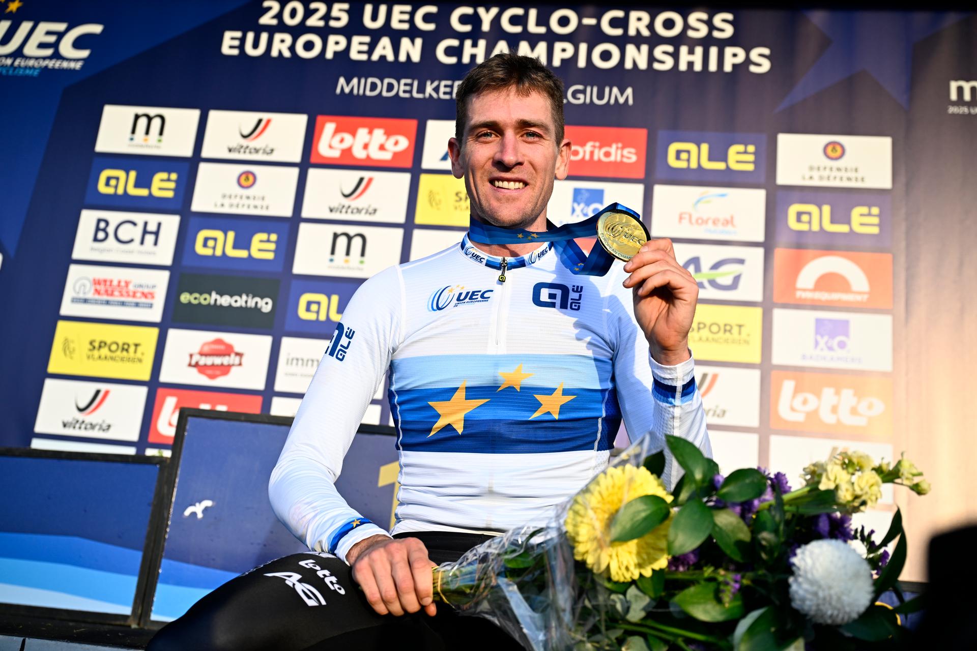 Belgian Toon Aerts celebrates his golden medal on the podium of the elite men race at the UEC Cyclocross European Championships, Sunday 09 November 2025, in Middelkerke. BELGA PHOTO JASPER JACOBS