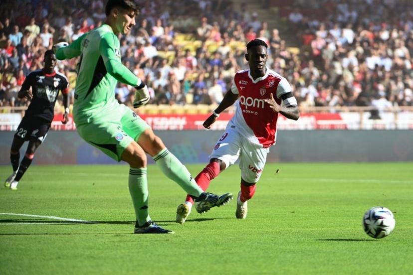 Strasbourg's Belgian goalkeeper #39 Mike Penders (L) shoots the ball next to Monaco's American forward #09 Folarin Balogun (R) during the French L1 football match between AS Monaco and RC Strasbourg Alsace at the Louis II Stadium in the Principality of Monaco on August 31, 2025.  FREDERIC DIDES / AFP