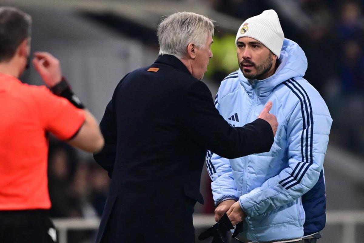 Real Madrid's Italian coach Carlo Ancelotti speaks to his son assistant coach Davide Ancelotti (R) during the UEFA Champions League football match between Atalanta and Real Madrid at the Gewiss Stadium in Bergamo, on December 10, 2024.  Marco BERTORELLO / AFP