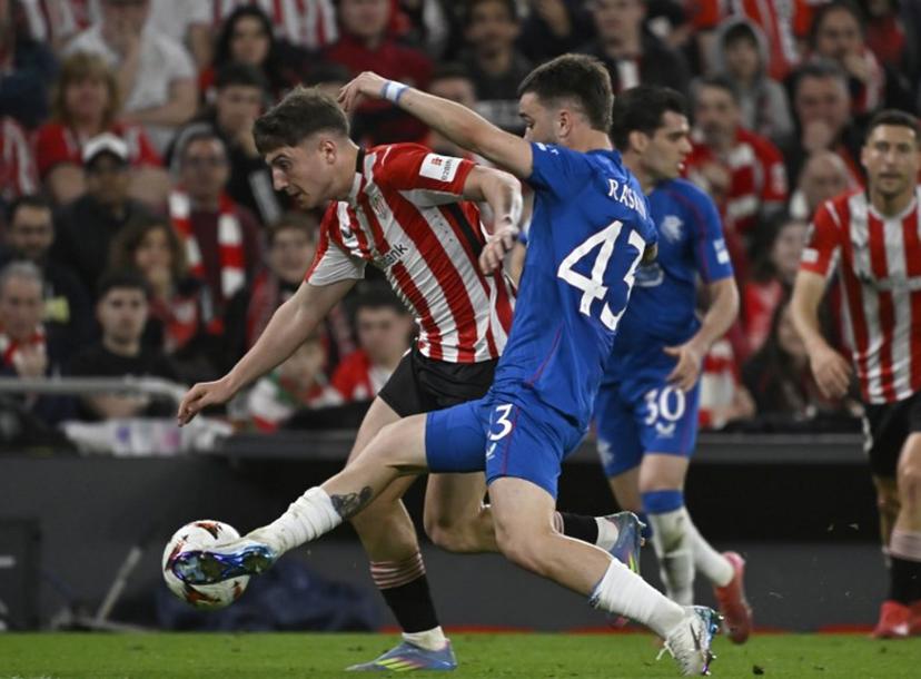 Athletic Bilbao's Spanish midfielder #23 Mikel Jauregizar Alboniga fights for the ball with Rangers' Belgian midfielder #43 Nicolas Raskin during the UEFA Europa League quarter final second leg football match between Athletic Club Bilbao and Glasgow Rangers, at the San Mames stadium in Bilbao on April 17, 2025.  ANDER GILLENEA / AFP