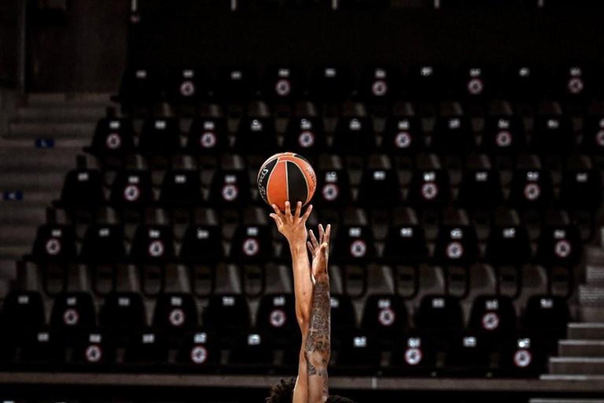 Olympiacos Piraeus' US player Octavius Ellis (R) is challenged for the ball by ASVEL Lyon-Villeurbanne's Belgian player Ismael Bako (L) during the Euroleague basket ball match ASVEL Lyon-Villeurbanne vs Olympiacos Piraeus in Villeurbanne Astroballe Arena, on January 19, 2021.  JEFF PACHOUD / AFP