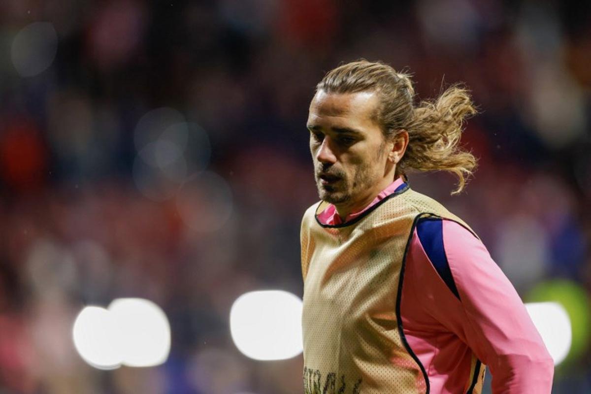 Atletico Madrid's French forward #07 Antoine Griezmann warms up before the UEFA Champions League Round of 16 second leg football match between Club Atletico de Madrid and Real Madrid CF at the Metropolitano stadium in Madrid on March 12, 2025.  Oscar DEL POZO CAÑAS / AFP