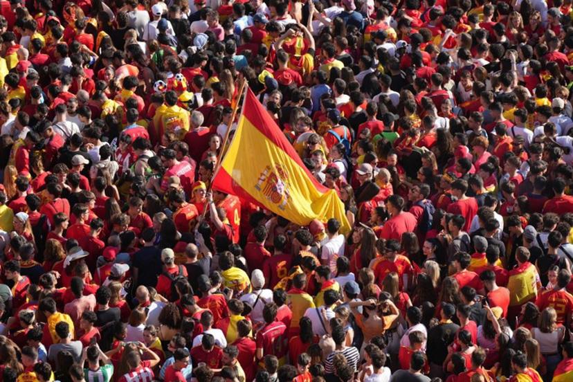 Spain fans gather at the CIbeles Square in Madrid, waiting to celebrate with the Spanish national football team players, on July 15, 2024, after Spain won the UEFA Euro 2024 final football match between Spain and England. (Photo by CESAR MANSO / AFP)