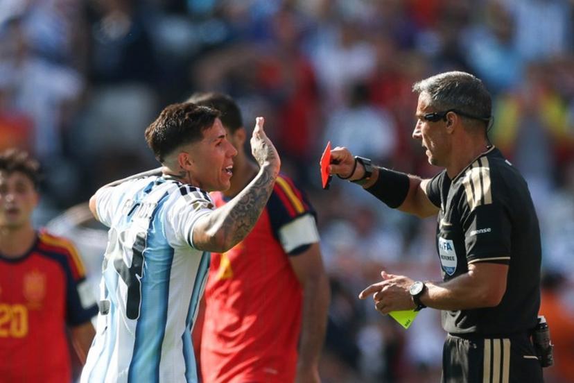 Slovenian referee Slavko Vincic shows a red card to Argentina's midfielder #24 Enzo Fernandez during the 2026 World Cup football tournament final match between Spain and Argentina at the New York/New Jersey Stadium in East Rutherford on July 19, 2026.   PATRICIA DE MELO MOREIRA / AFP